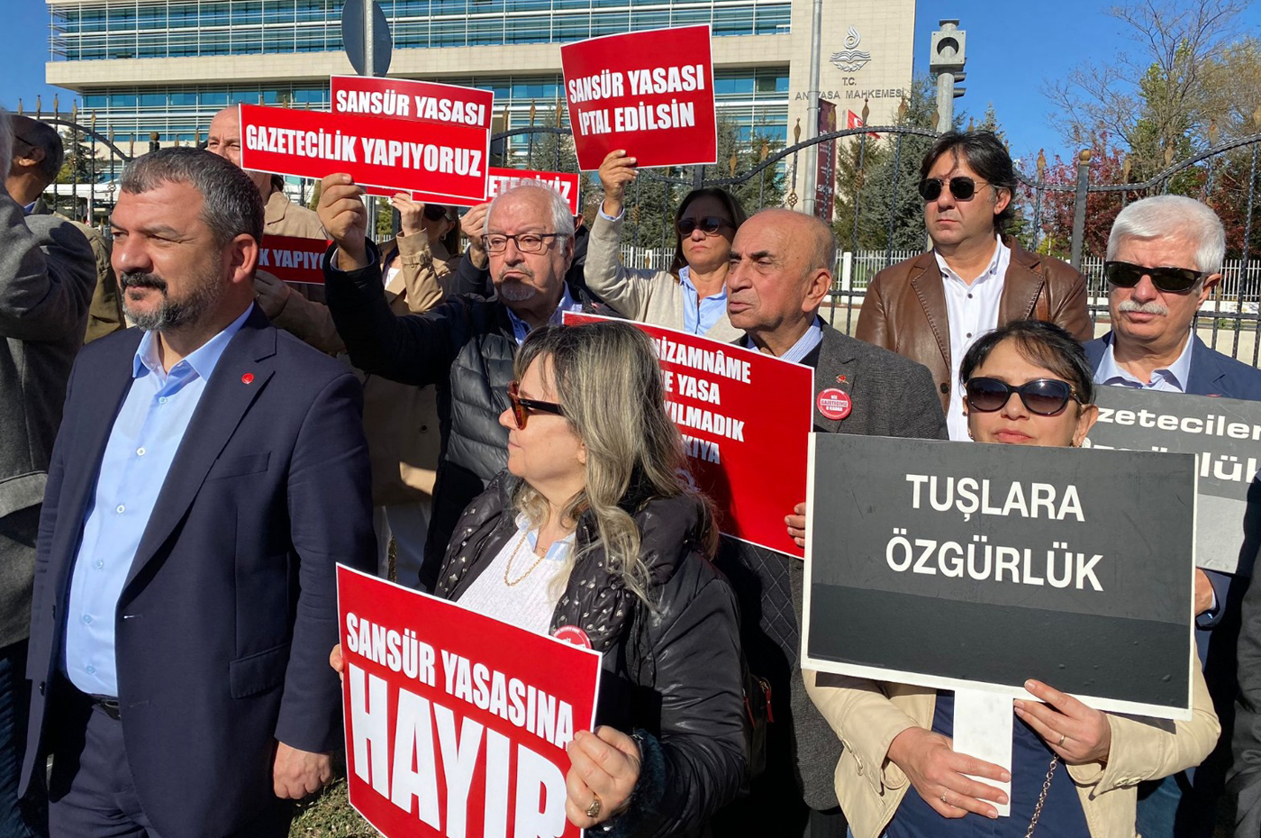 mlsa - gazeteciler aym önünde nöbette: ‘sansür yasasının iptalini istiyoruz’