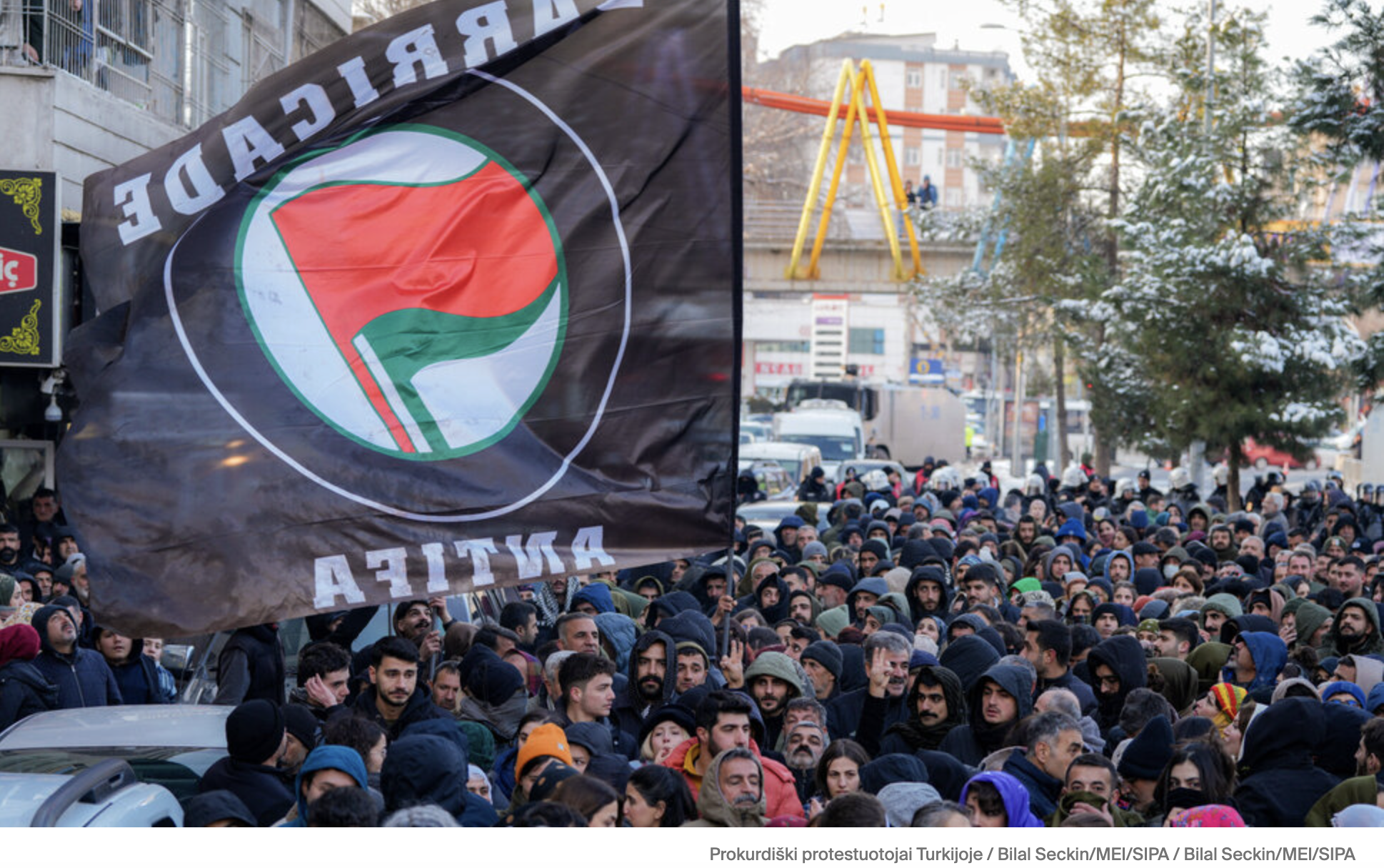 prie turkijos Turkijos sienos su sirija susirėmė policija ir prokurdiški protestuotojai