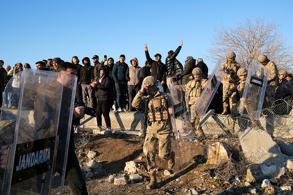 limportant - turkey bans protests in province bordering syria